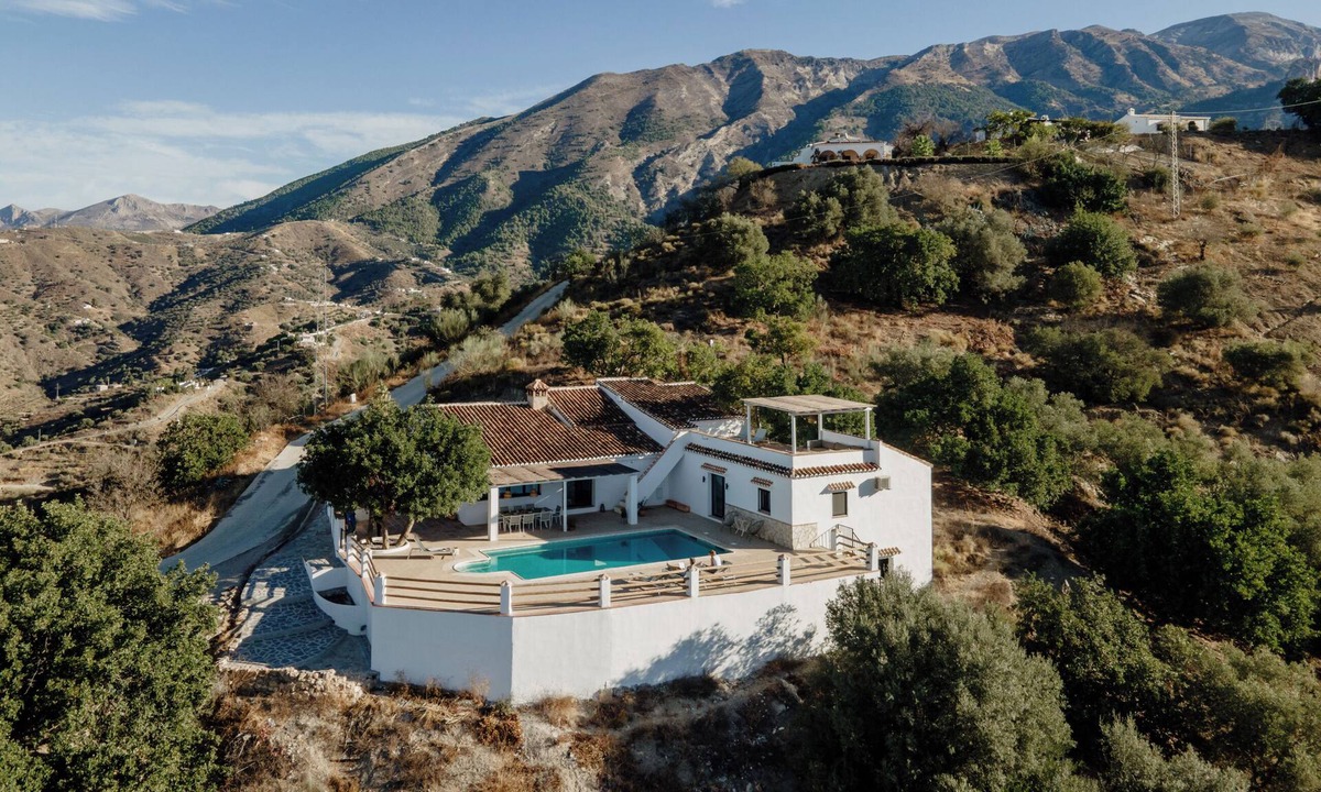 Canillas de Aceituno Villa | Villa for up to 8 persons with fantastic mountain views & private swimming pool