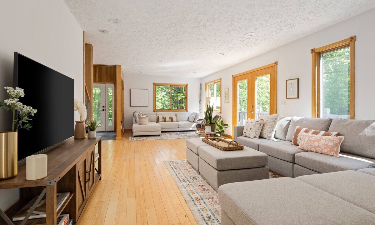 Traverse City House | Vineyard Haven | AC | Jacuzzi | Sauna | Private | En Suite |