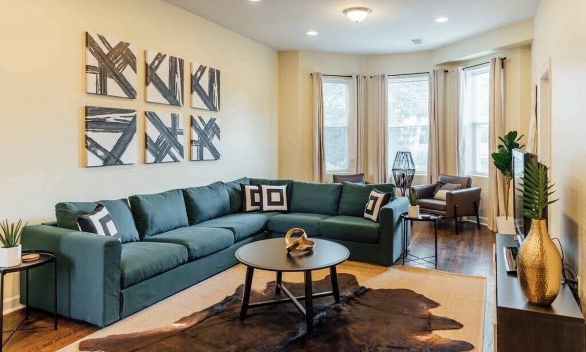 Uptown Apartment | W2 - ❤️ New and Clean! Big Apartment with Parking
