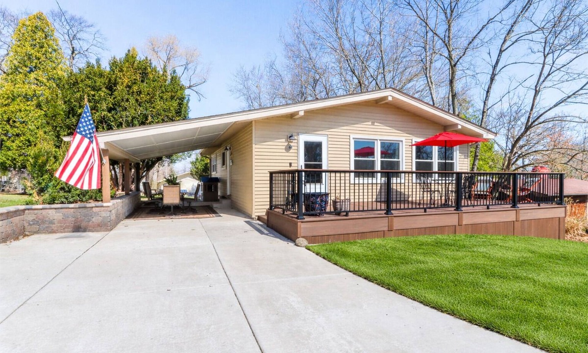 Williams Bay House | Walk to Pier 290 & Beach! Lake Geneva Getaway Near Lake Path