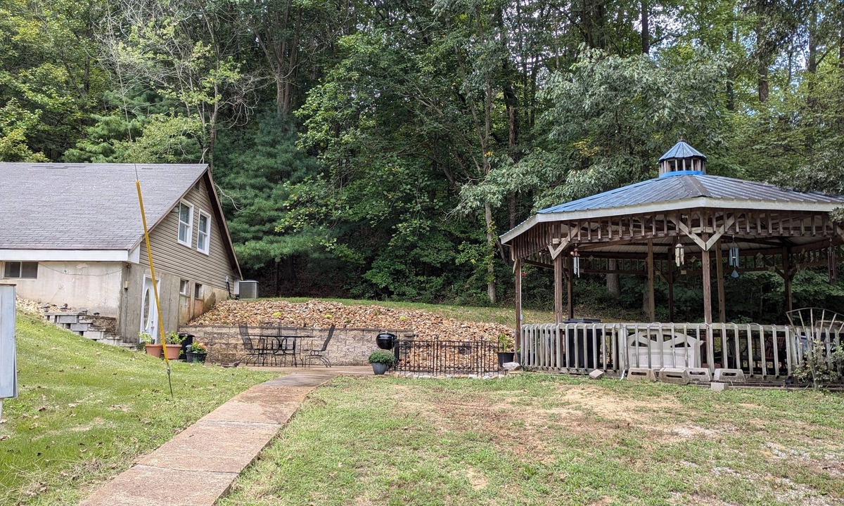 Tamms House | Wandering the wineries or hitting the hills? We got you! Come stay!