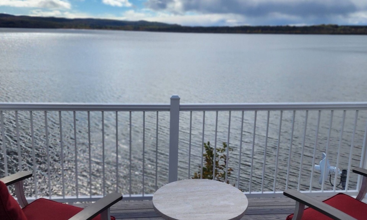 Frankfort Cottage | Waterfront, AC, Newly Remodeled, Kayaks, 4 SUP, Rowboats