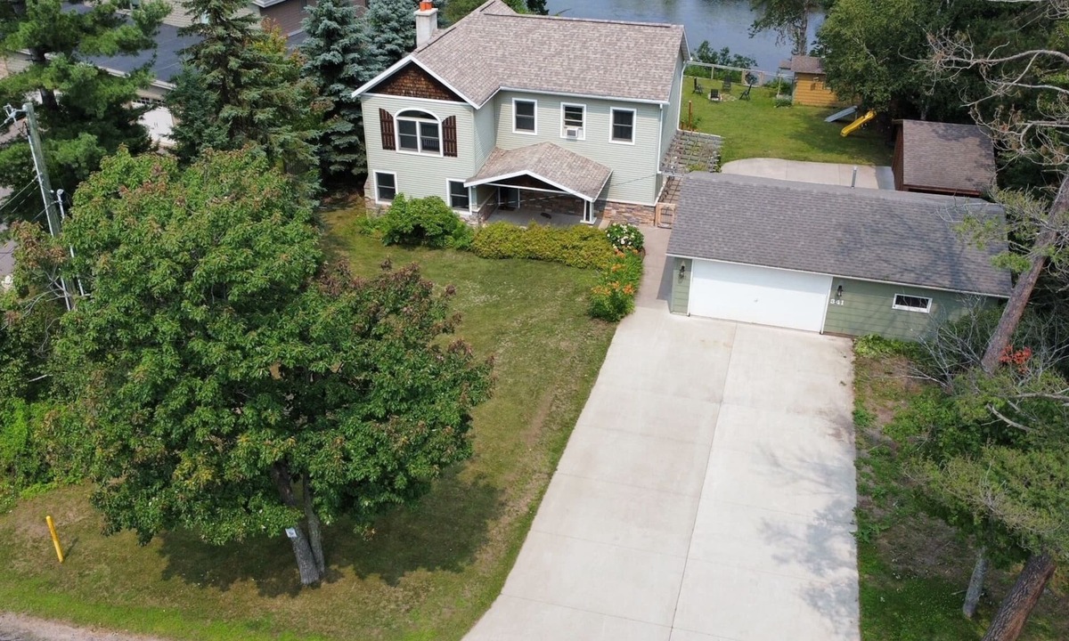 Harvey House | Waterfront Retreat: Hot Tub, Kayaks, Bikes & Lake Superior Access