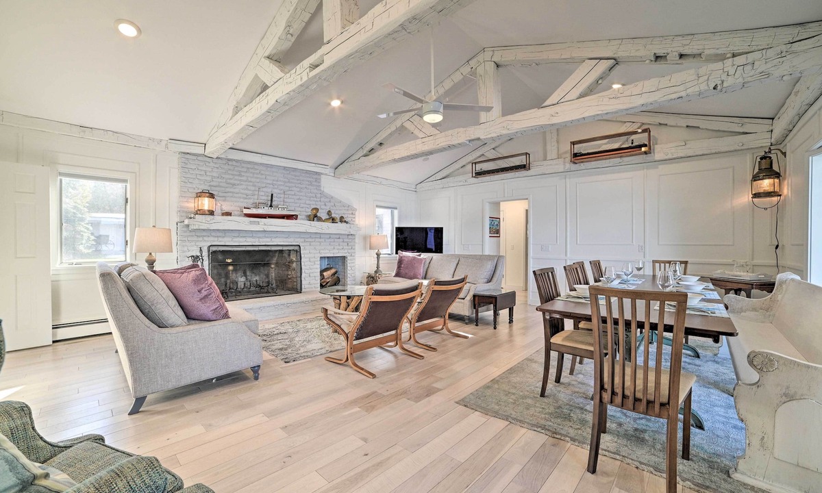 Suttons Bay House | Waterfront Suttons Bay: Wine Trail, Pickleball