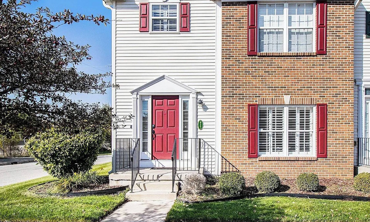 Roseland House | Welcoming 2-bedroom townhome in South Bend, short walk to Notre Dame!