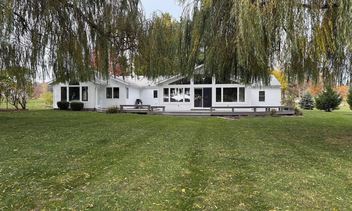 Clear Lake House | Willow Retreat - Round Lake Waterfront w/Clear Lake access