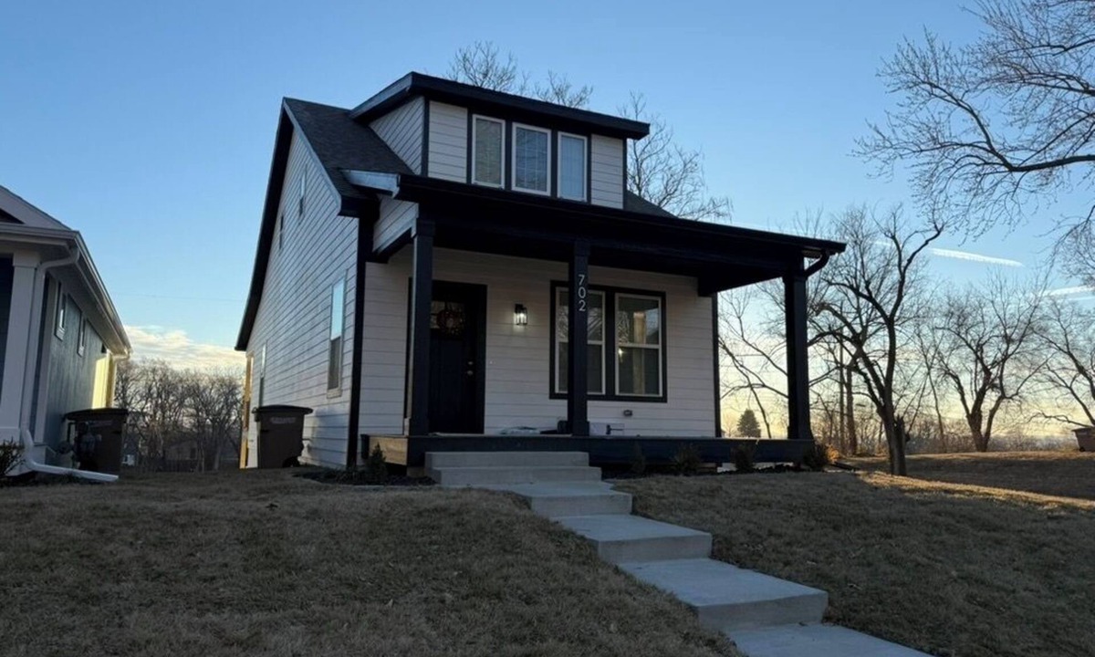 Atchison House | Wonderful 5-bedroom house in charming Atchison. Walk to Benedictine College!