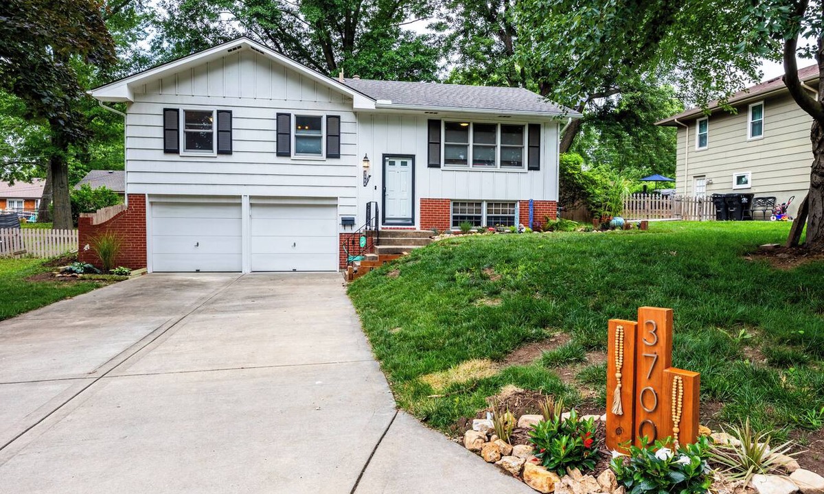 Independence House | Woodsy House Family Getaway - Near Stadiums & KC