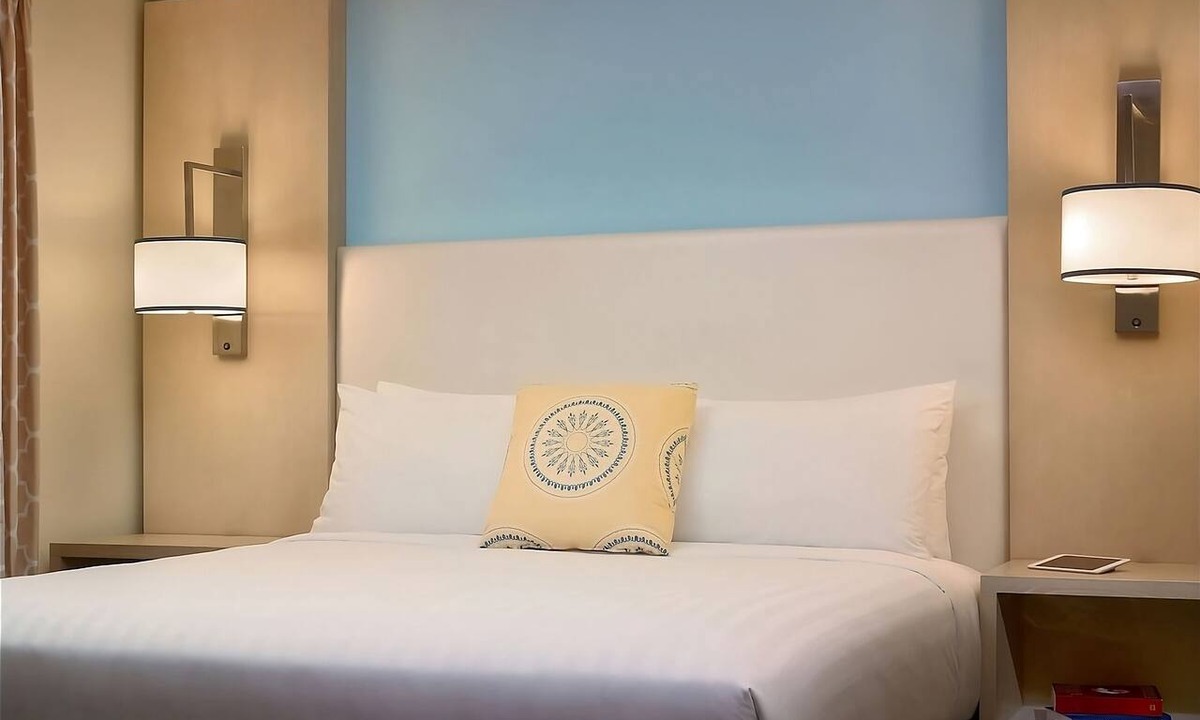 Schaumburg Hotel | Your Relaxing Getaway Awaits! Close to West Meadows Ice Arena, Rolling Meadows