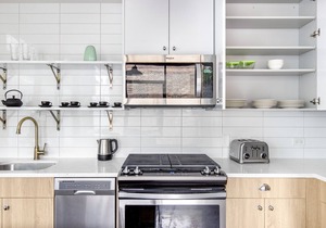 Generous River North 1BR w/Gym, Rooftop walk to L and Parks, by Blueground