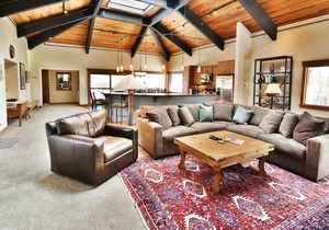 Luxury Unit. Garage, Elevator. Near Dining, Shops. Easy Drive to Slopes in Frisco