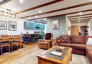 Pet-Friendly, Updated Décor. Washer/Dryer, Balcony, Short Walk to The Village in Mammoth Lakes