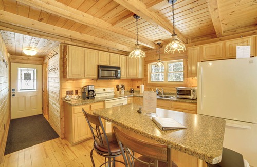 Wetmore Cabin | 1/4 Mi to Hiawatha Forest Trails! Outdoor Retreat
