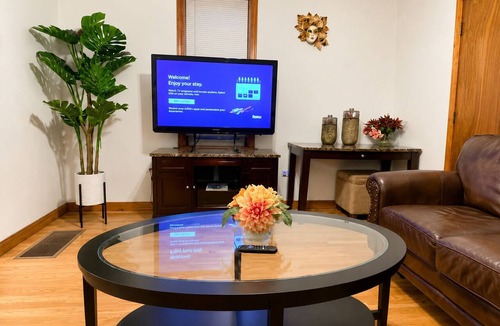 Bridgeport Apartment | 1-bedroom apartment in charming Chicago with AC and free street parking
