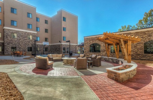 Maryland Heights Condo | 1 Bedroom Suite | Free Breakfast + BBQ Area | Near Edward Jones! Great for Business Travelers!