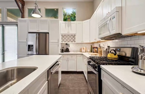 Faubourg Lafayette House | 1 Block to Parade & St Charles, Heated Pool & Hot Tub, Walk to French Qtr