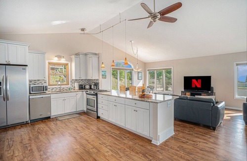 Grand Haven Cottage | 🌊 10-Min Walk to Grand Haven Beach | 4BR Sleeps 10 ➠ 150