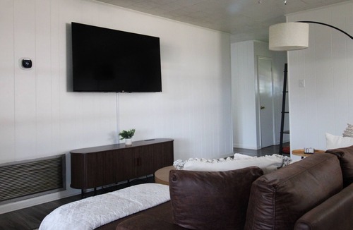 Houma House | 15% ALL OF JULY! Spacious Screened- In Porch Perfect for Group Stays