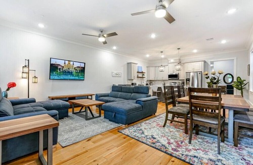 Faubourg Lafayette House | 15% OFF Monthly | 10% OFF Weekly-Stunning Modern & Fully-Upgraded 5 BR w Pool