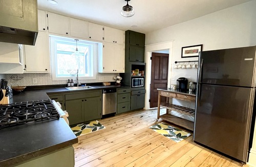 Green Lake House | 1880s Beauty! Family Fun. Walk to Downtown Green Lake, Heidel House & Golf!