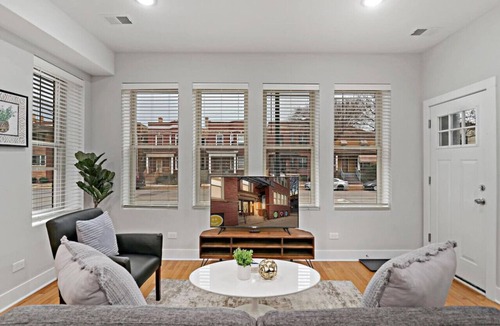 Andersonville Apartment | 1BR Deluxe Apartment near Shops & Cafés