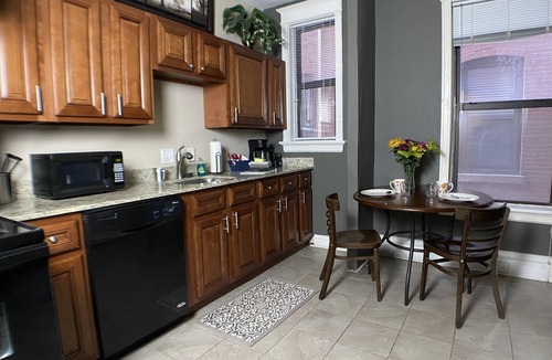 DeBaliviere Place Condo | 1st Fl King+Queen Beds, Steps to Metrolink, Off-street parking