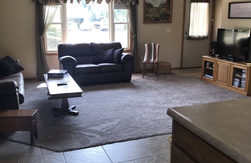 Lake City House | 2 bed 2 bath pet friendly house in family neighborhood