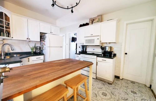 Berwyn Apartment | 2 bed apartment in The Berwyn/Oak Park area - 1 king 1 queen, Fiber Optic WIFI