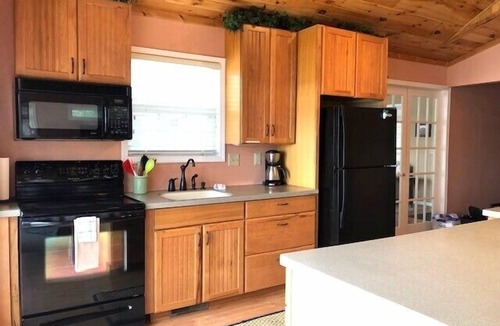 Baldwin House | 2 Bedroom, 3 Bath home on the bayou of desirable Big Star Lake! Sleeps 8