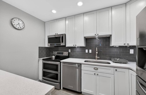St. Louis Apartment | 2-bedroom condo in serene Creve Coeur