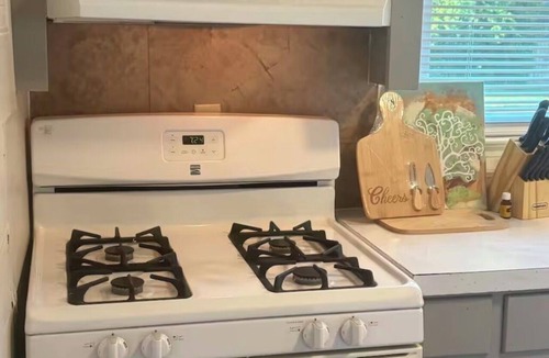 Sikeston Cottage | 2-bedroom cottage in Sikeston’s historic north end. 2 min drive to hospital