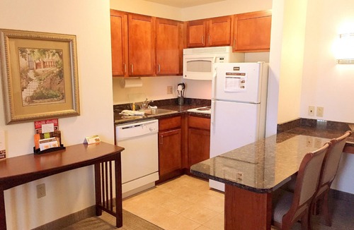 Novi Condo | 2 Bedroom | Free Breakfast. Indoor Pool & Hot Tub