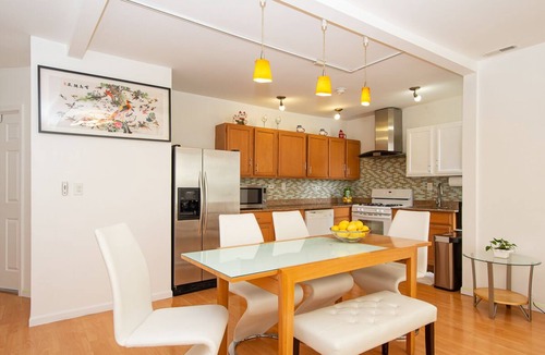 Bridgeport House | 2 Bedroom Home nestled into the heart of Bridgeport, Chicago. Very walkable!