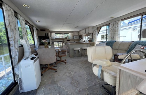 La Crosse Boat Rental | 2-bedroom house boat in beautiful La Crosse with AC comfort