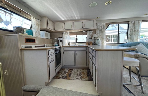 La Crosse Boat Rental | 2-bedroom house boat in beautiful La Crosse with AC comfort