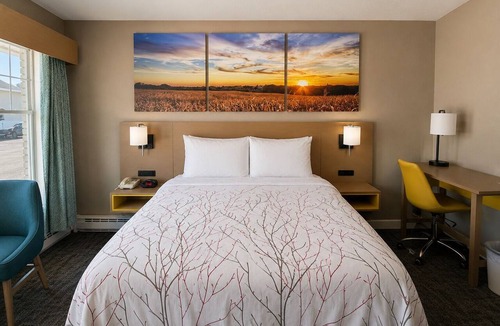 Cheboygan Hotel | 2-bedroom suites at Continental Inn Downtown Cheboygan