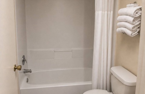 Cheboygan Hotel | 2-bedroom suites at Continental Inn Downtown Cheboygan