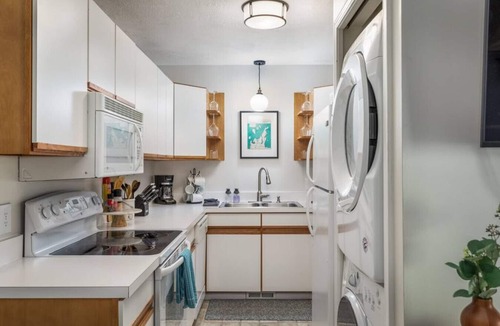 Traverse City House | 2-Bedroom Townhouse Next to TART Trail & Close to Downtown TC!