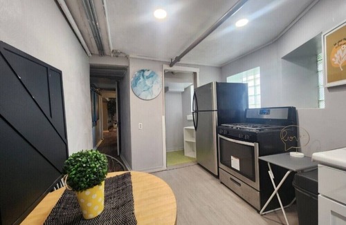 Woodlawn Condo | 2-bedroom walkable 2 BLOCKS University of Chicago & President Obama Center Condo