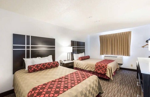 Charlotte Hotel | 2 Budget-Friendly Rooms Near Eaton County Fairgrounds - 1 mile | Pets Allowed
