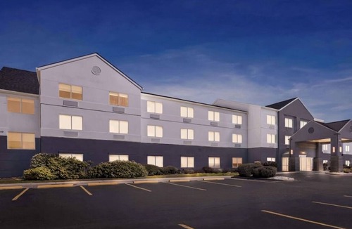 South Baton Rouge Hotel | 2 Contemporary Rooms Near Downtown Attractions w/Easy Pool Access + Breakfast