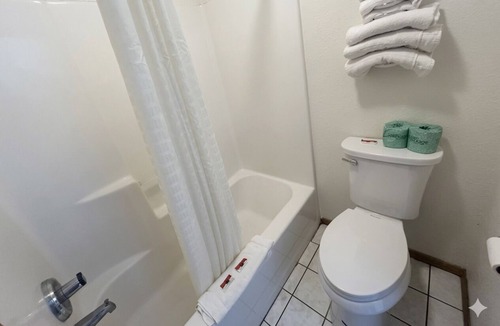 Greenville Hotel | 2 Family-Friendly Accommodations near Greenville Square | Free On-site Parking