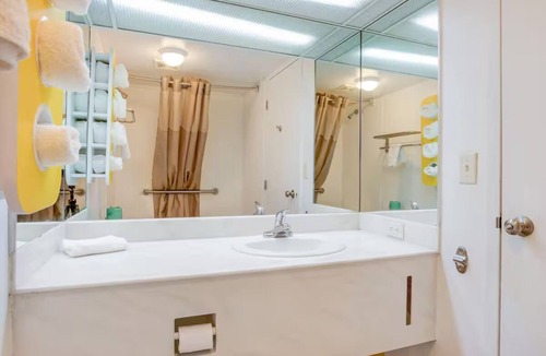 Muskegon Heights Hotel | 2 Great-Value Rooms Close to Kruse Park Dog Beach – Ideal for Rest & Relaxation