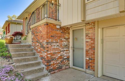 South Kansas City Apartment | 2 Mi to Kauffman Stadium: Charming Couple's Escape