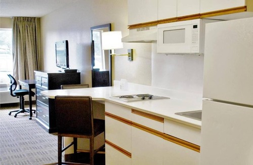 Brookfield Apartment | 2 Queen Beds | Mobil Access Tub Nsmk Kitchen