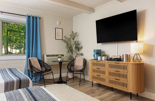 Rapid City Hotel | 2 Queen Room Near Torch Lake | Perfect for Families & Groups