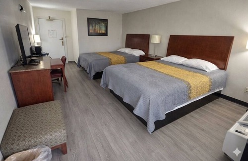 Greenville Hotel | 2 Relaxing & Budget-Friendly Rooms Near DeMoulin Museum | Free Onsite Parking