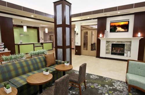 Covington Hotel | 2 Rooms w/2 Queen Beds – Modern Space in Covington Near Castine Center
