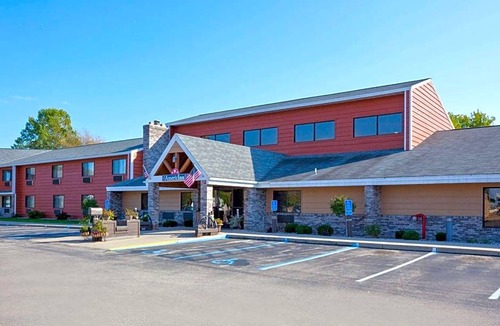 Menominee Hotel | 2-Star Hotel ∙ AmericInn by Wyndham Menominee