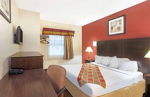 Romulus Hotel | 2-Star Hotel ∙ Travelodge by Wyndham Romulus Detroit Airport